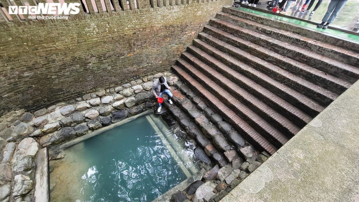 Bắc Ninh: Dòng người ken đặc viếng Đền Cùng - Giếng Ngọc dịp đầu năm mới - 10