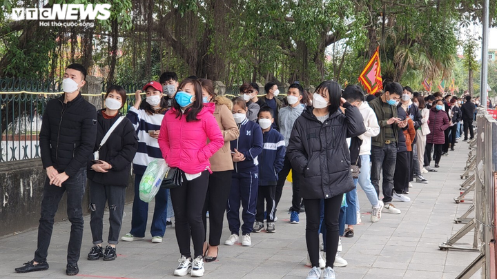 Bắc Ninh: Dòng người ken đặc viếng Đền Cùng - Giếng Ngọc dịp đầu năm mới - 2