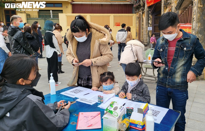 Bắc Ninh: Dòng người ken đặc viếng Đền Cùng - Giếng Ngọc dịp đầu năm mới - 4