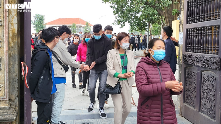 Bắc Ninh: Dòng người ken đặc viếng Đền Cùng - Giếng Ngọc dịp đầu năm mới - 5