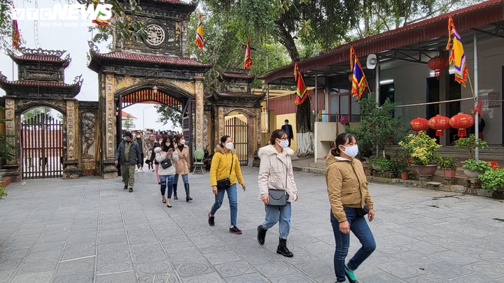 Bắc Ninh: Dòng người ken đặc viếng Đền Cùng - Giếng Ngọc dịp đầu năm mới - 6