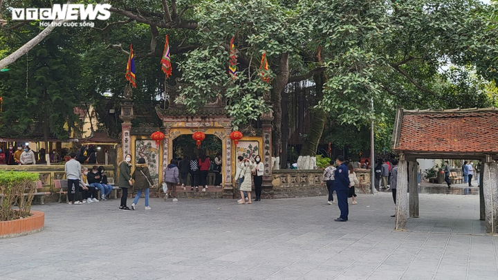 Bắc Ninh: Dòng người ken đặc viếng Đền Cùng - Giếng Ngọc dịp đầu năm mới - 8