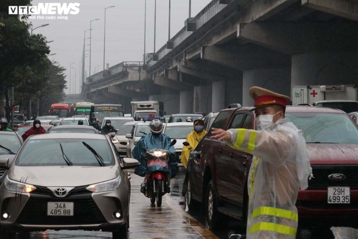 Cửa ngõ kẹt cứng, dòng người di chuyển dưới mưa rét trở về Thủ đô - 10