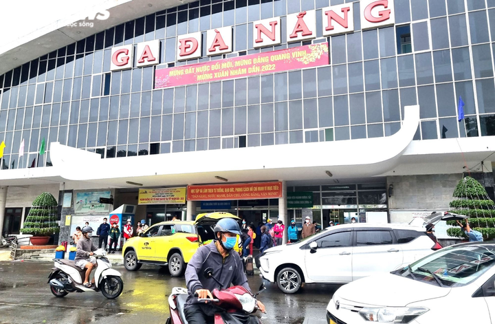 Người dân trở lại Đà Nẵng sau kỳ nghỉ Tết: Ga tàu tấp nập, bến xe vắng lặng - 1