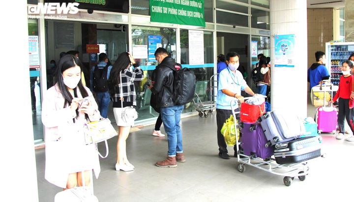 Người dân trở lại Đà Nẵng sau kỳ nghỉ Tết: Ga tàu tấp nập, bến xe vắng lặng - 4