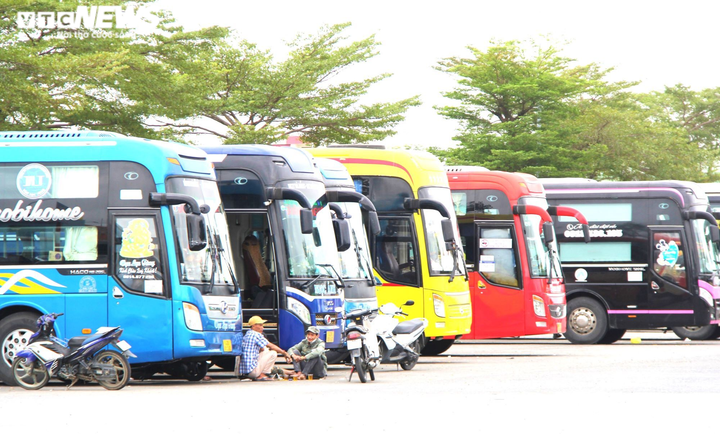 Người dân trở lại Đà Nẵng sau kỳ nghỉ Tết: Ga tàu tấp nập, bến xe vắng lặng - 6