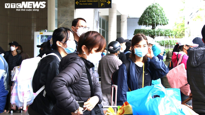 Người dân trở lại Đà Nẵng sau kỳ nghỉ Tết: Ga tàu tấp nập, bến xe vắng lặng - 2