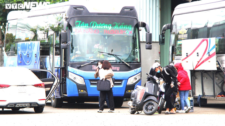 Người dân trở lại Đà Nẵng sau kỳ nghỉ Tết: Ga tàu tấp nập, bến xe vắng lặng - 7