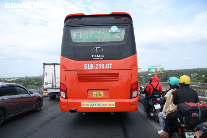Ảnh: Người miền Tây trở lại TP.HCM sau Tết, Quốc lộ 1 ùn tắc nhiều nơi - 8
