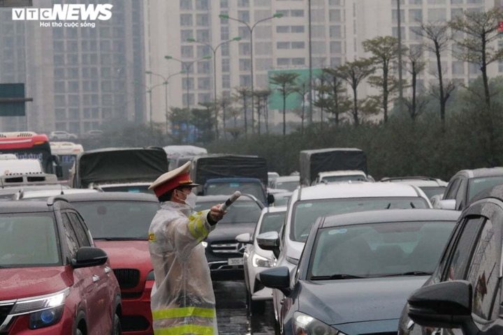 Cửa ngõ kẹt cứng, dòng người di chuyển dưới mưa rét trở về Thủ đô - 9