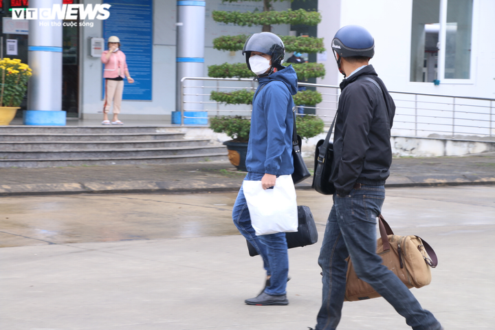Người dân trở lại Đà Nẵng sau kỳ nghỉ Tết: Ga tàu tấp nập, bến xe vắng lặng - 8