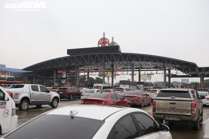 Cửa ngõ kẹt cứng, dòng người di chuyển dưới mưa rét trở về Thủ đô - 2