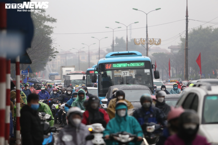 Cửa ngõ kẹt cứng, dòng người di chuyển dưới mưa rét trở về Thủ đô - 8