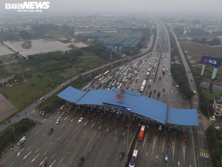 Cửa ngõ kẹt cứng, dòng người di chuyển dưới mưa rét trở về Thủ đô - 4