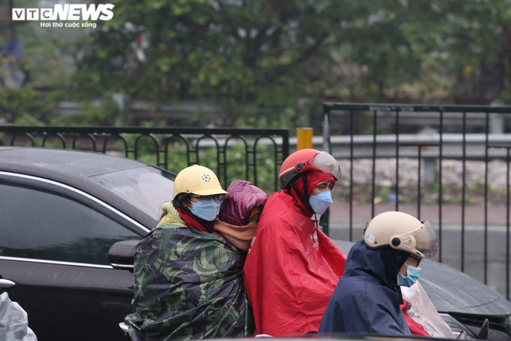 Cửa ngõ kẹt cứng, dòng người di chuyển dưới mưa rét trở về Thủ đô - 5