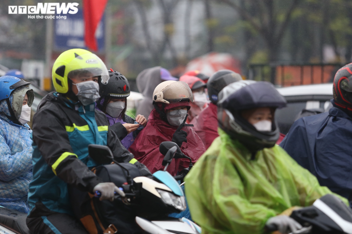 Cửa ngõ kẹt cứng, dòng người di chuyển dưới mưa rét trở về Thủ đô - 7