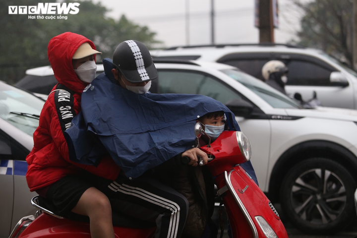 Cửa ngõ kẹt cứng, dòng người di chuyển dưới mưa rét trở về Thủ đô - 6