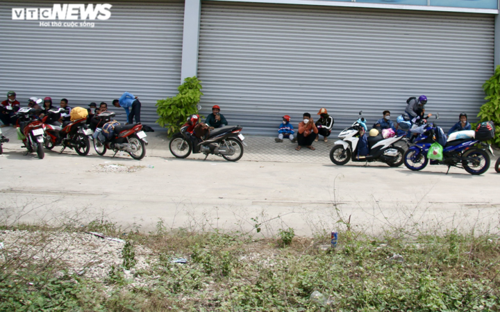 Ảnh: Người miền Tây trở lại TP.HCM sau Tết, Quốc lộ 1 ùn tắc nhiều nơi - 10
