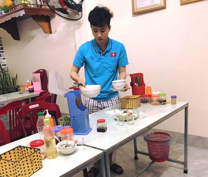 Phía sau tấm vé World Cup: Nhiều cầu thủ nữ làm 'nghề tay trái' để nuôi giấc mơ - 2