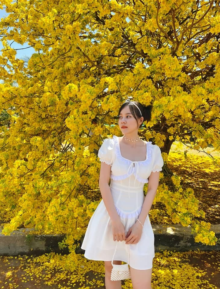 Giới trẻ rủ nhau chụp ảnh bên cây mai 70 tuổi nở hoa vàng rực ở Đồng Nai - 12