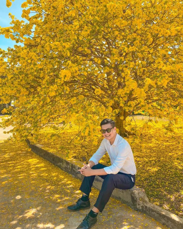 Giới trẻ rủ nhau chụp ảnh bên cây mai 70 tuổi nở hoa vàng rực ở Đồng Nai - 3