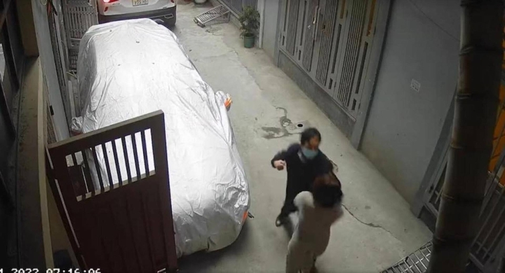 Khiển trách Phó vụ trưởng của Bộ TN&MT đánh phụ nữ vì chỗ đỗ ô tô - 1