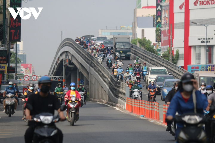 Ảnh: Giao thông TP.HCM thông thoáng trong ngày đầu trở lại làm việc sau Tết - 1