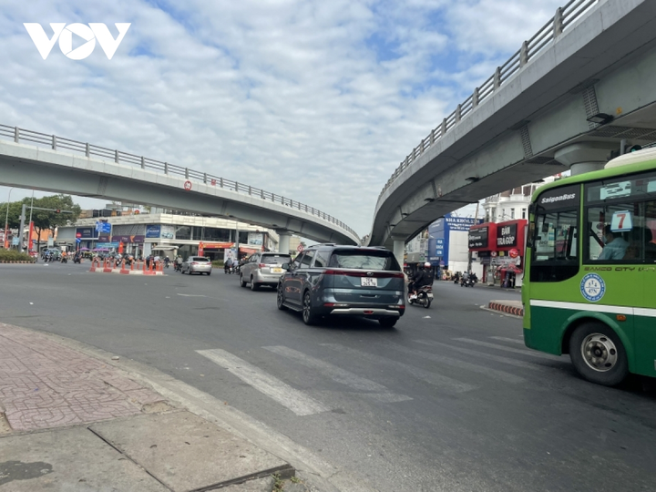 Ảnh: Giao thông TP.HCM thông thoáng trong ngày đầu trở lại làm việc sau Tết - 2