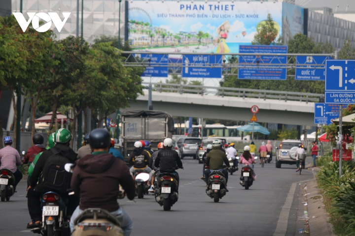 Ảnh: Giao thông TP.HCM thông thoáng trong ngày đầu trở lại làm việc sau Tết - 3