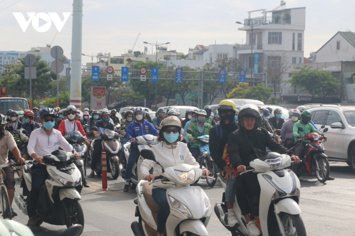 Ảnh: Giao thông TP.HCM thông thoáng trong ngày đầu trở lại làm việc sau Tết - 4