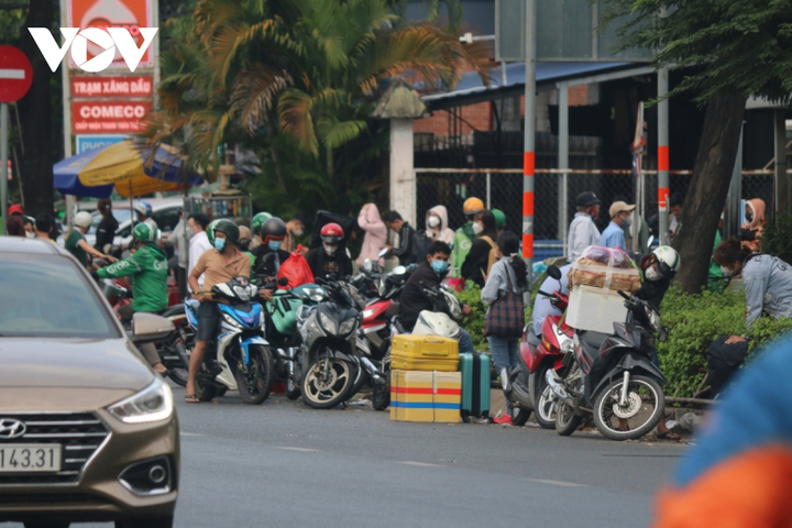 Ảnh: Giao thông TP.HCM thông thoáng trong ngày đầu trở lại làm việc sau Tết - 6