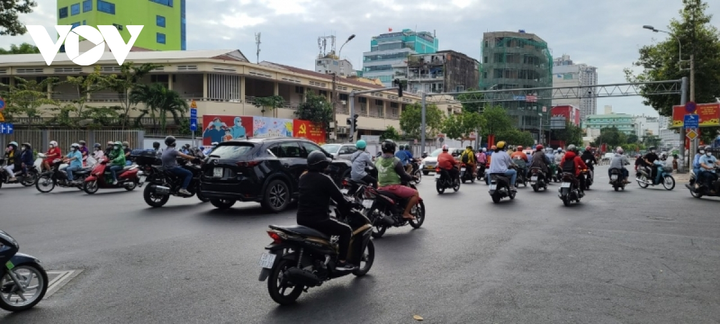 Ảnh: Giao thông TP.HCM thông thoáng trong ngày đầu trở lại làm việc sau Tết - 8