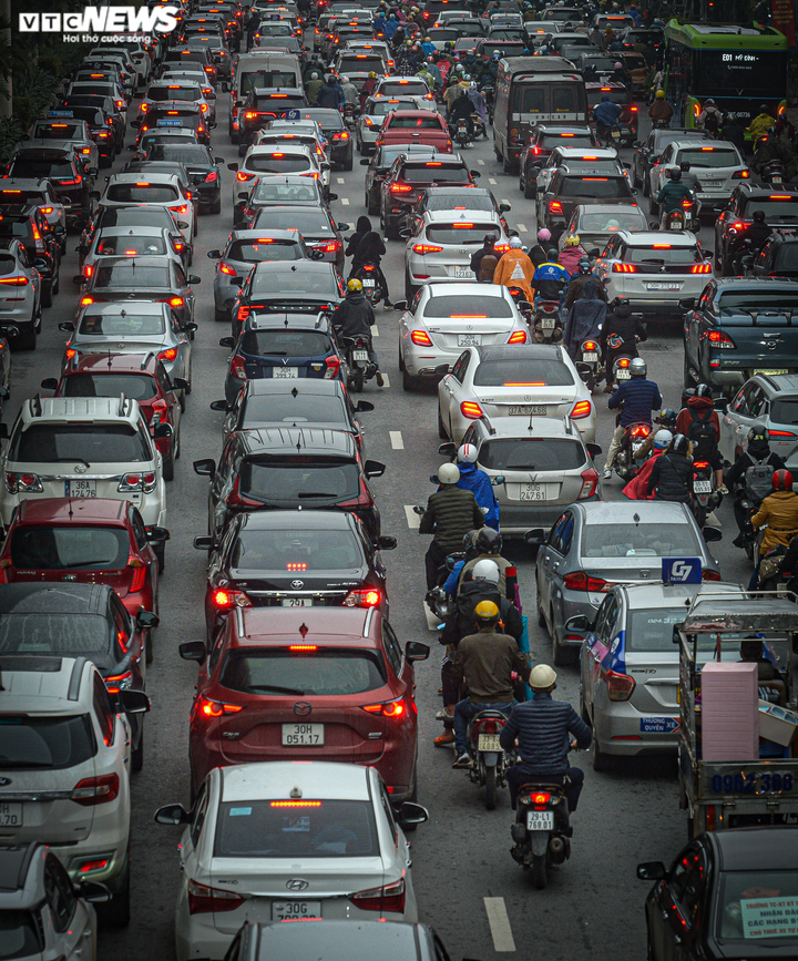 Ảnh: Ô tô ken đặc khắp các ngả đường Hà Nội trong ngày đầu đi làm sau Tết - 2