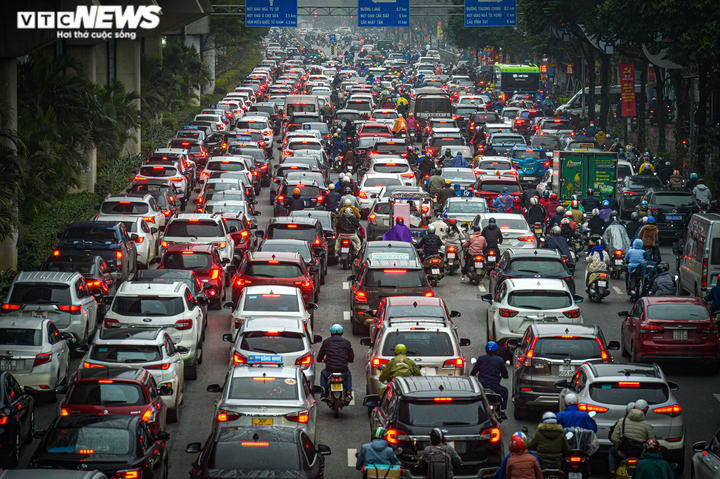 Ảnh: Ô tô ken đặc khắp các ngả đường Hà Nội trong ngày đầu đi làm sau Tết - 1