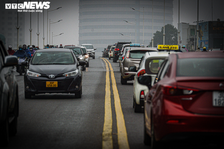 Ảnh: Ô tô ken đặc khắp các ngả đường Hà Nội trong ngày đầu đi làm sau Tết - 10