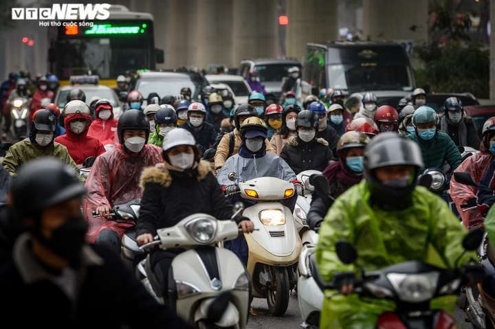 Ảnh: Ô tô ken đặc khắp các ngả đường Hà Nội trong ngày đầu đi làm sau Tết - 3