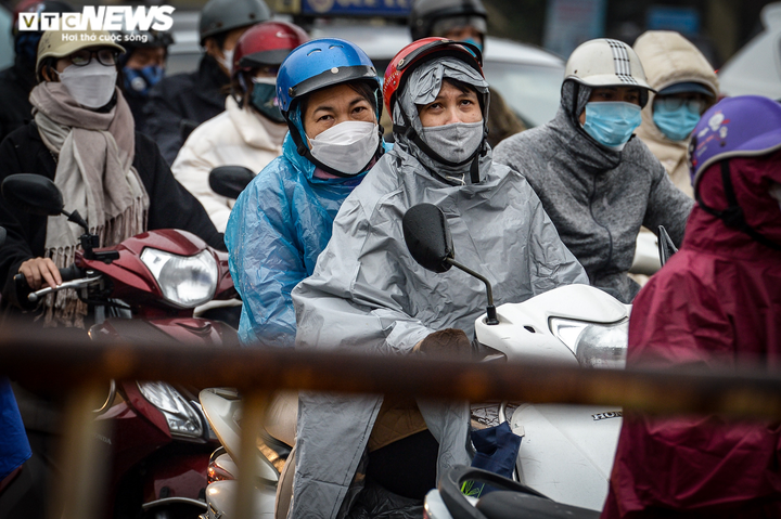 Ảnh: Ô tô ken đặc khắp các ngả đường Hà Nội trong ngày đầu đi làm sau Tết - 4