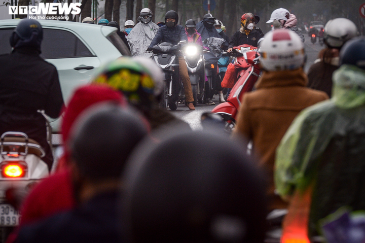 Ảnh: Ô tô ken đặc khắp các ngả đường Hà Nội trong ngày đầu đi làm sau Tết - 7