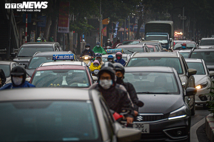 Ảnh: Ô tô ken đặc khắp các ngả đường Hà Nội trong ngày đầu đi làm sau Tết - 6