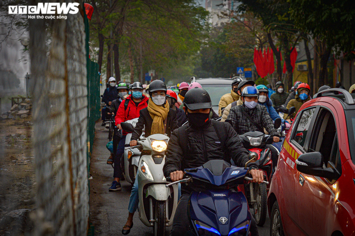 Ảnh: Ô tô ken đặc khắp các ngả đường Hà Nội trong ngày đầu đi làm sau Tết - 5