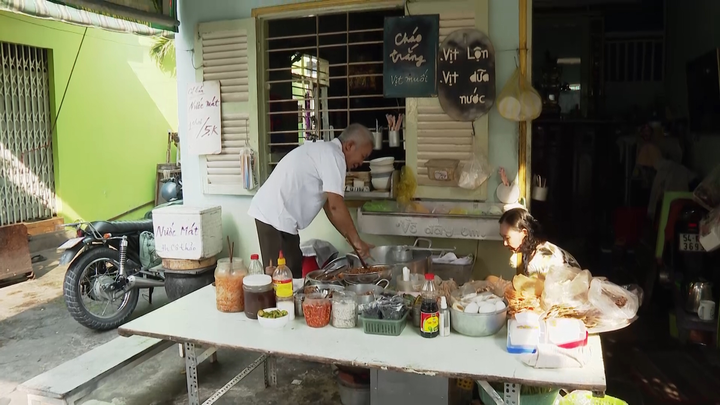 Đôi vợ chồng già được MC Quyền Linh âm thầm xây tiệm tạp hóa chỉ vì một lời hứa - 9