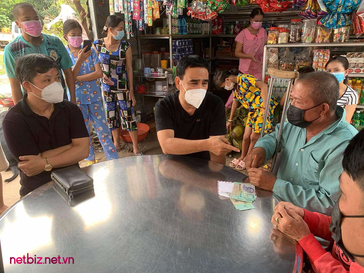 Đôi vợ chồng già được MC Quyền Linh âm thầm xây tiệm tạp hóa chỉ vì một lời hứa - 3