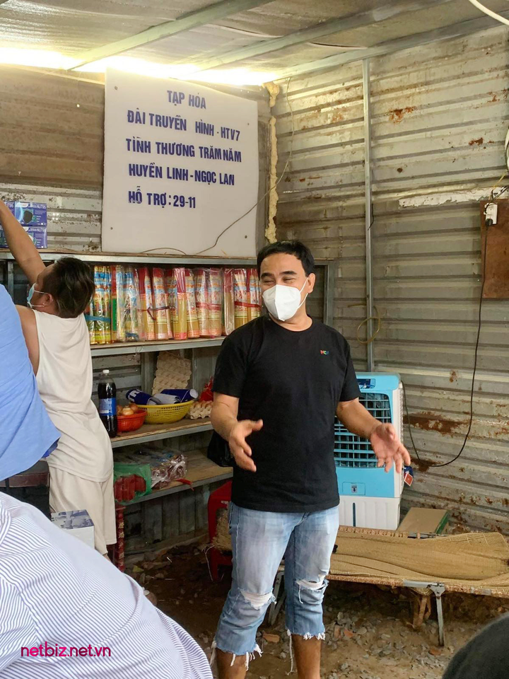 Đôi vợ chồng già được MC Quyền Linh âm thầm xây tiệm tạp hóa chỉ vì một lời hứa - 4