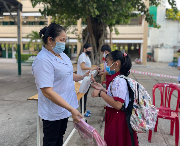 Khó khăn bủa vây các trường tiểu học ở TP.HCM khi học sinh đi học trở lại - 2