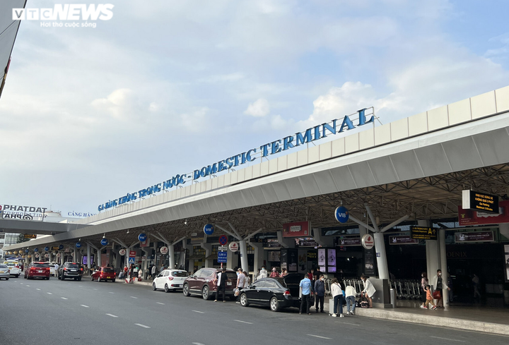 Ảnh: Sân bay Tân Sơn Nhất thông thoáng, không còn cảnh chen chúc đón taxi - 1
