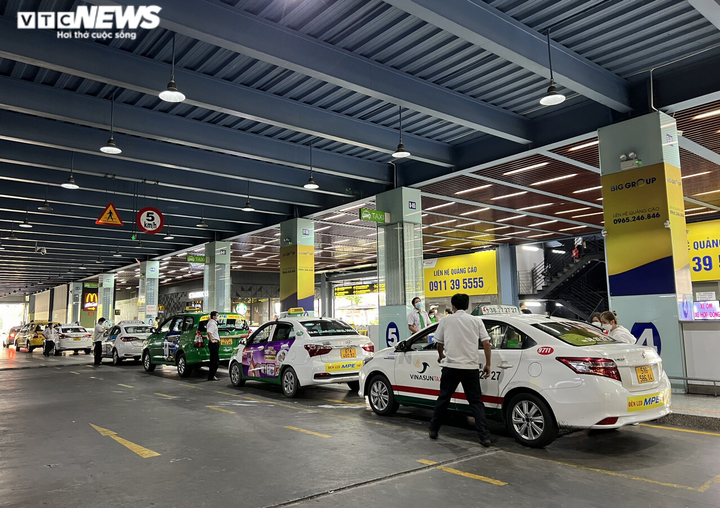 Ảnh: Sân bay Tân Sơn Nhất thông thoáng, không còn cảnh chen chúc đón taxi - 5
