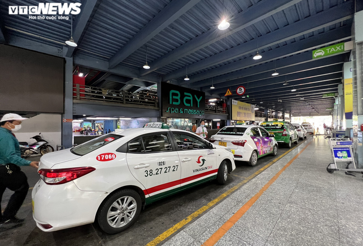 Ảnh: Sân bay Tân Sơn Nhất thông thoáng, không còn cảnh chen chúc đón taxi - 3