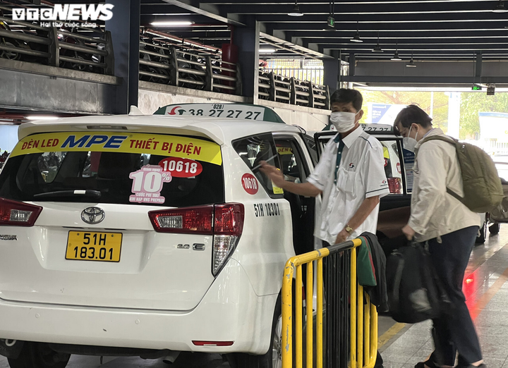 Ảnh: Sân bay Tân Sơn Nhất thông thoáng, không còn cảnh chen chúc đón taxi - 4