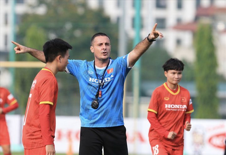 HLV Cedric: 'Tuyển nữ Việt Nam như đi từ địa ngục đến thiên đường' - 2