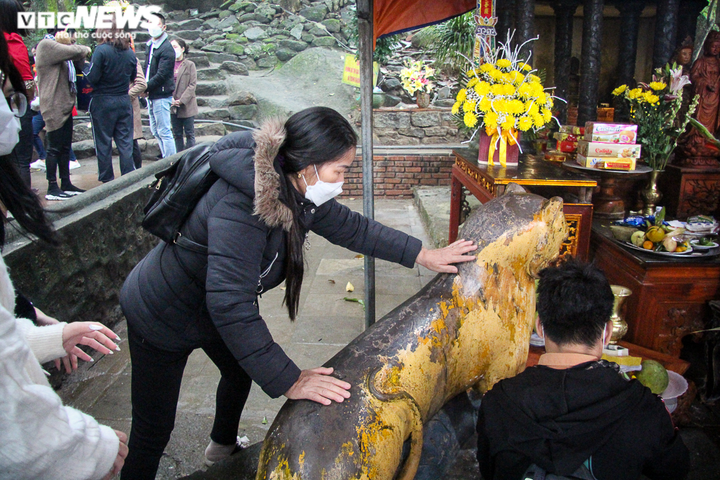 Ảnh: Hàng ngàn người dân đổ về chùa Hương Tích để sờ tượng hổ - 6